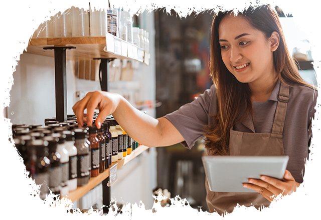 Sentada en un sofá revisando las ventas en supercajero en un smartphone